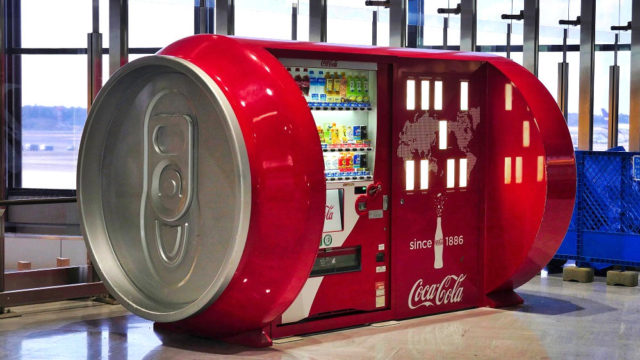 【写真撮影スポットにも最適】成田空港の第1ターミナルには巨大なコカ・コーラ缶型自販機がある！