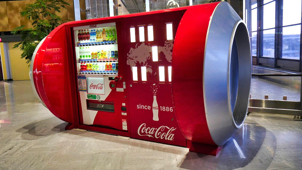 第1ターミナル4Fのコカ・コーラ缶型自動販売機