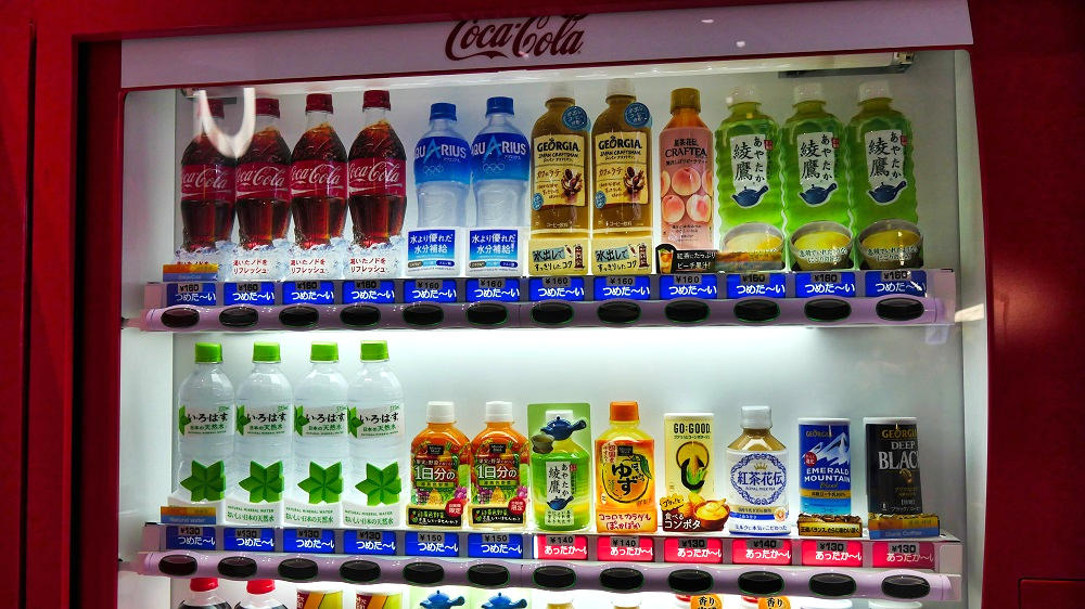 第1ターミナル4Fのコカ・コーラ缶型自動販売機
